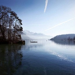 Lac et montagne bord du lac d'Annecy